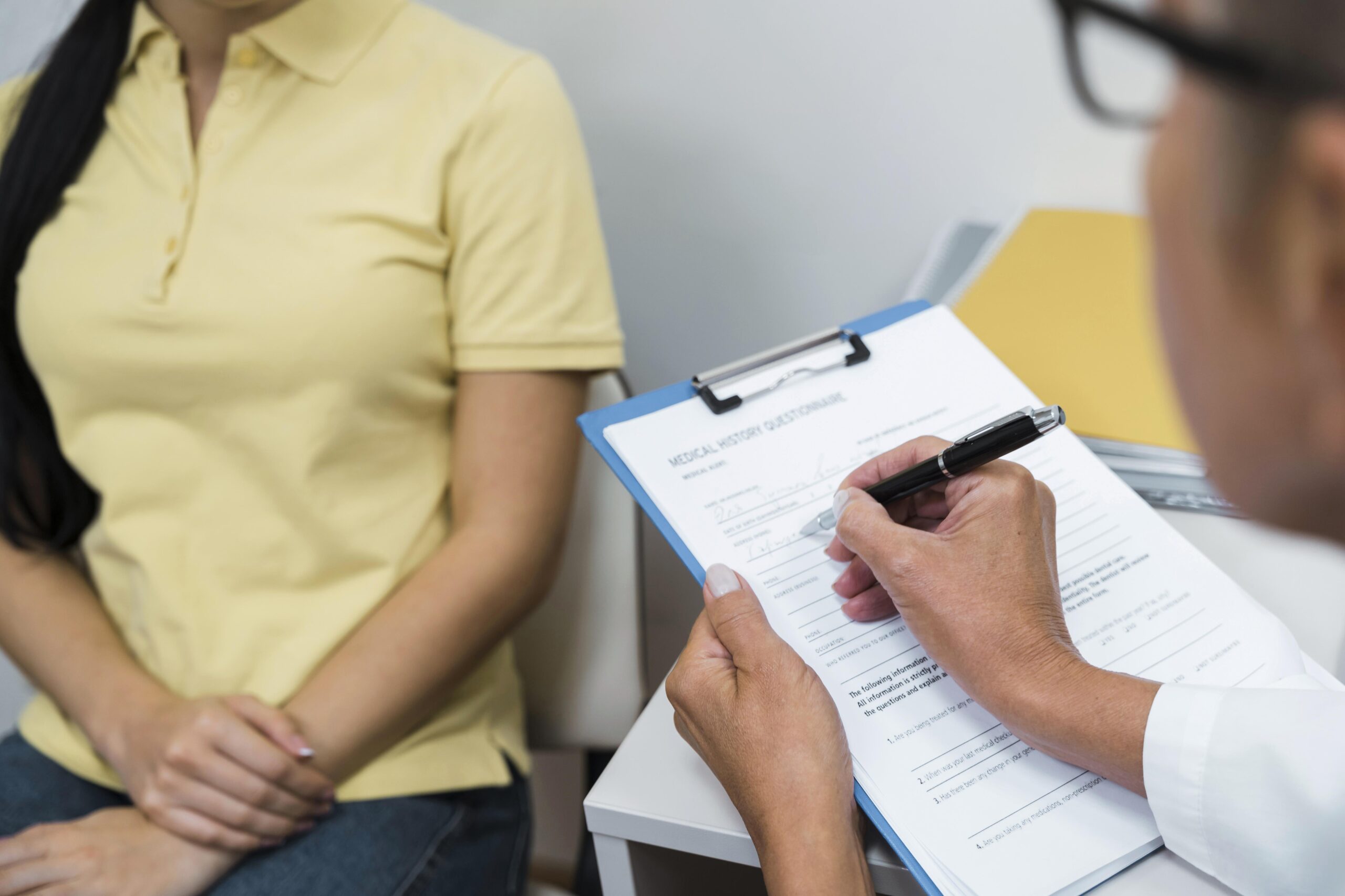 medico de alto angulo consultar un-paciente en su oficina
