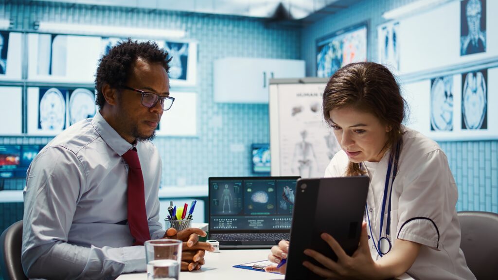 medico general que presenta los resultados de las pruebas traves de la interpretacion del escaner en una tableta